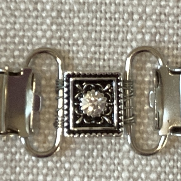 Crystal Flower Sweater Clip, Stylish Vintage Look, Cardigan Collar Clip - Picture 5 of 5